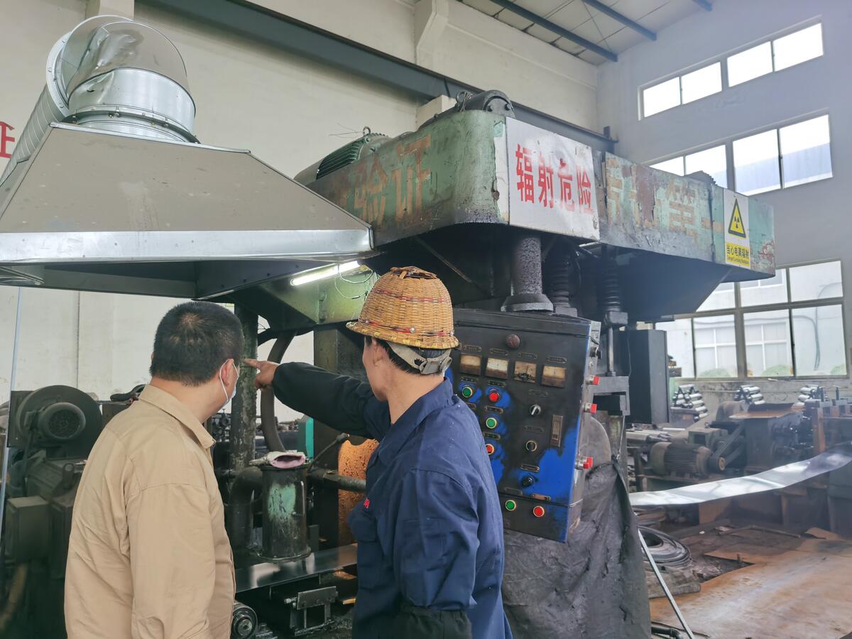 現(xiàn)場(chǎng)檢查測(cè)厚儀運(yùn)行情況.jpg